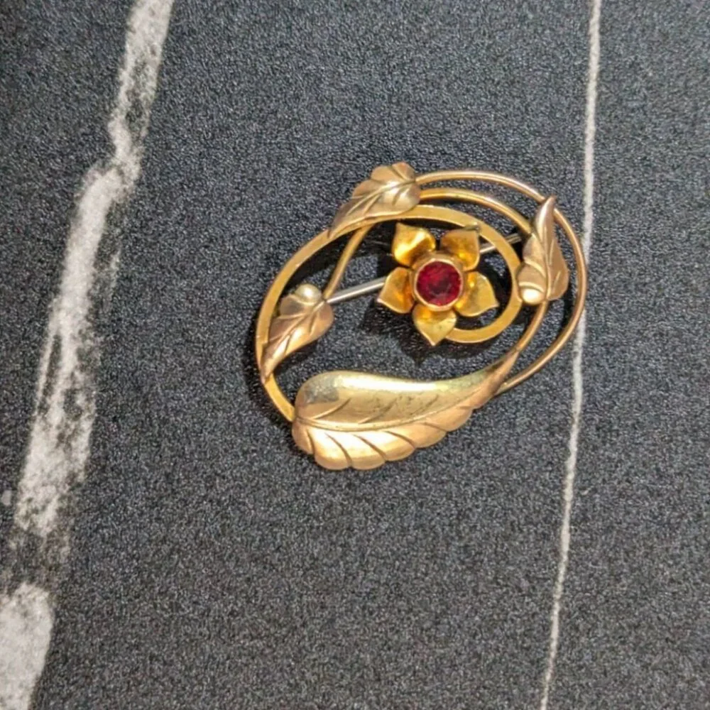 V20 this brooch